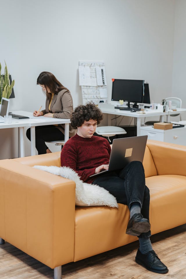 Man en vrouw zitten te werken op de computer