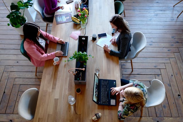 drie-vrouw-zittend-op-een-witte-stoel-voor-tafel